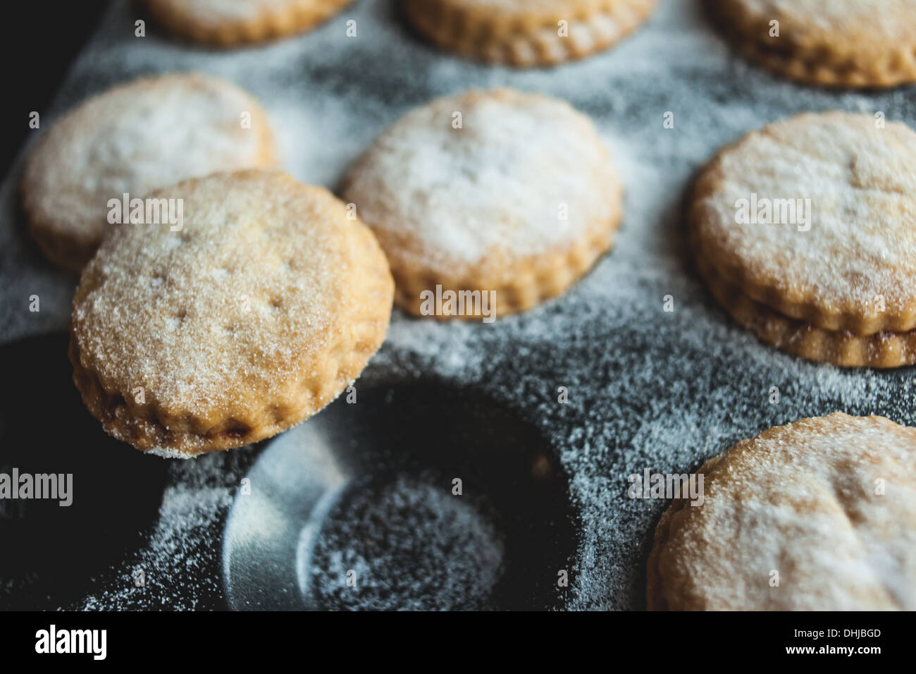 Freshly cooked mince pies still in cooking tin Stock Photo - Alamy