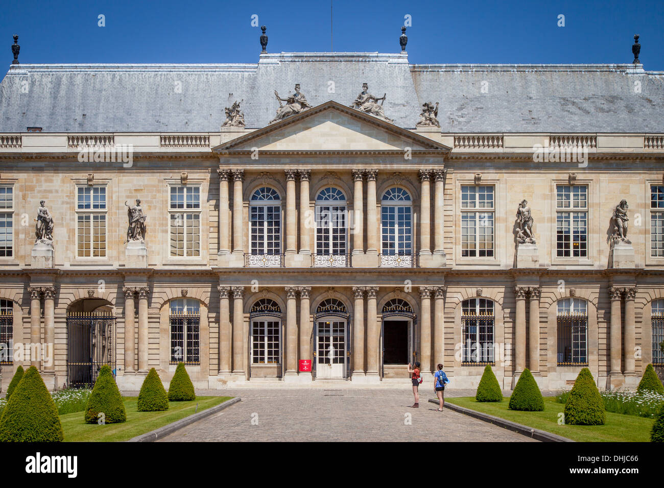 Tourists outside the National Archives Museum - originally Hôtel de Soubise, Marais, Paris France Stock Photo