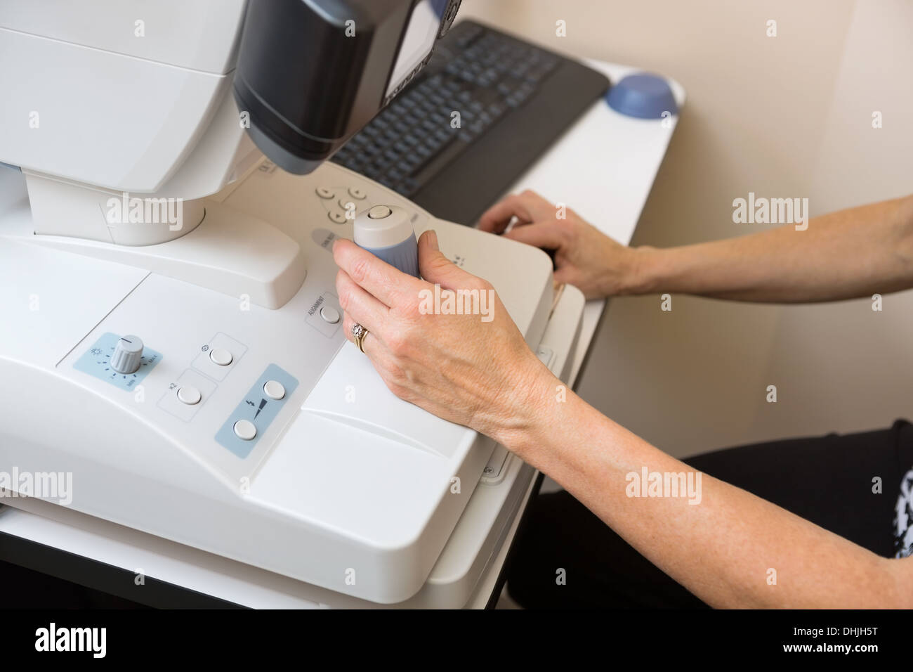 Optometrist clinic hi-res stock photography and images - Alamy