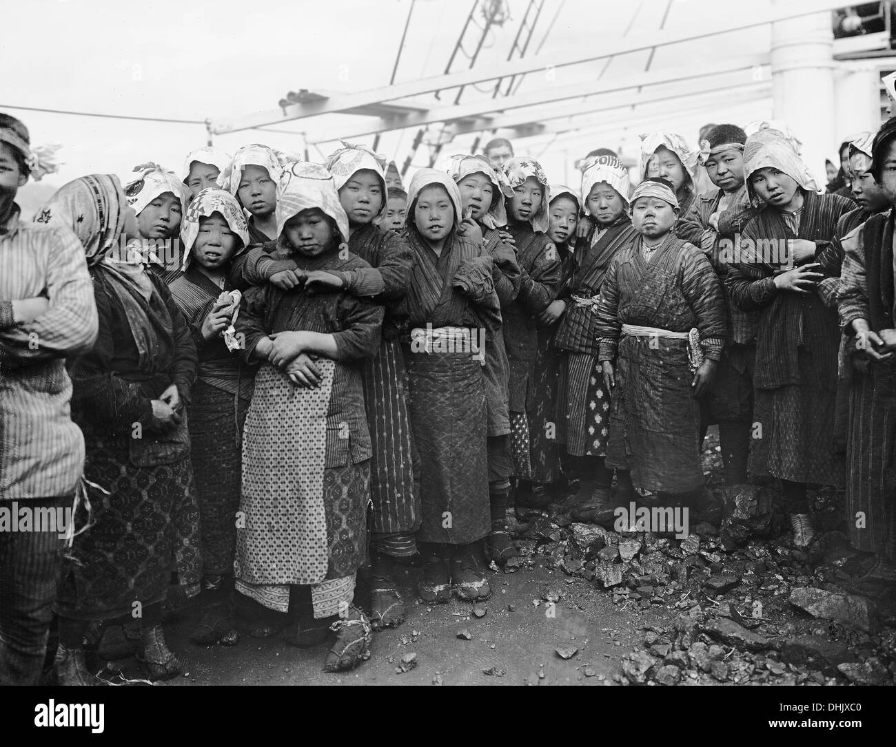 View of locals employed in coal bunkering aboard the passenger liner 'Cleveland' in Nagasaki, Japan, in 1911/1913. The image was taken by the German photographer Oswald Lübeck, one of the earliest representatives of travel photography and ship photography aboard passenger ships. Photo: Deutsche Fotothek/Oswald Lübeck Stock Photo