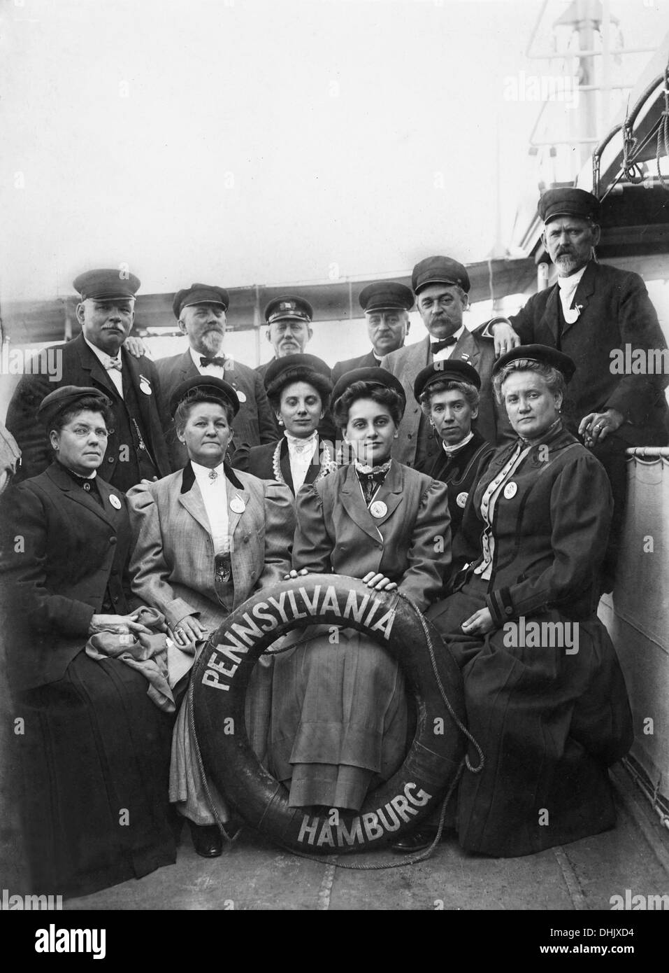 Group image of women and men aboard the passenger liner Pennsylvania, undated photograph (1911). The image was taken by the German photographer Oswald Lübeck, one of the earliest representatives of travel photography and ship photography aboard passenger ships. Photo: Deutsche Fotothek/Oswald Lübeck Stock Photo