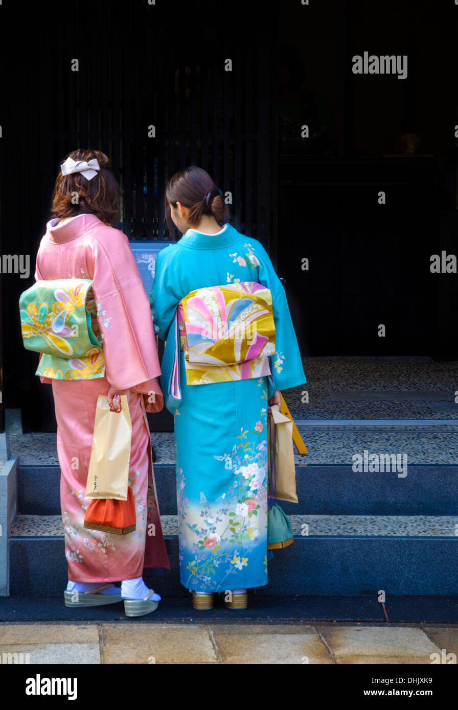 Two japanese women kimonos hi-res stock photography and images - Alamy