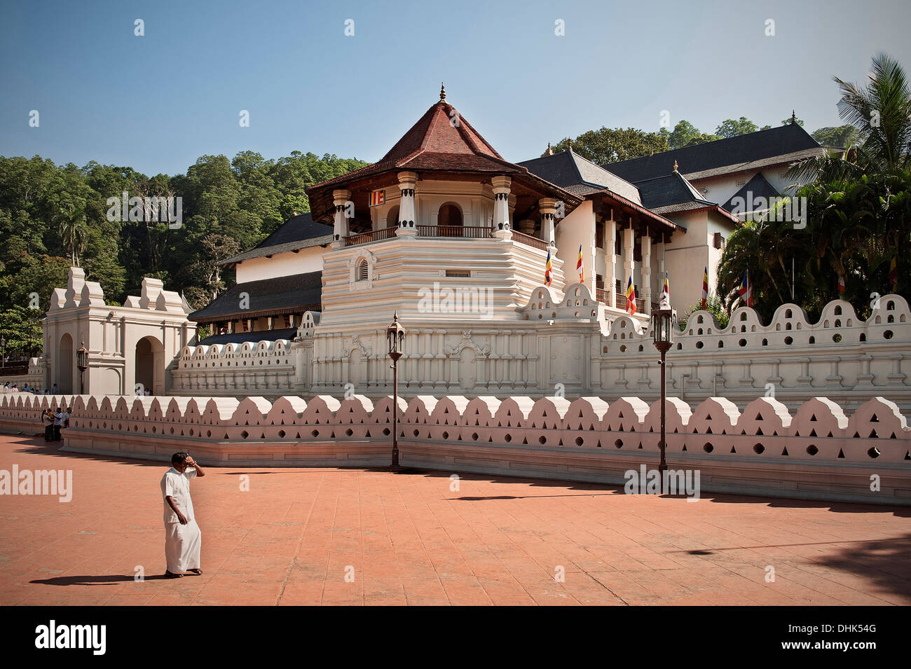 Local at tooth temple Sri Dalada Maligawa, UNESCO world herritage, kulturelles Dreieck, Kandy, Sri Lanka Stock Photo