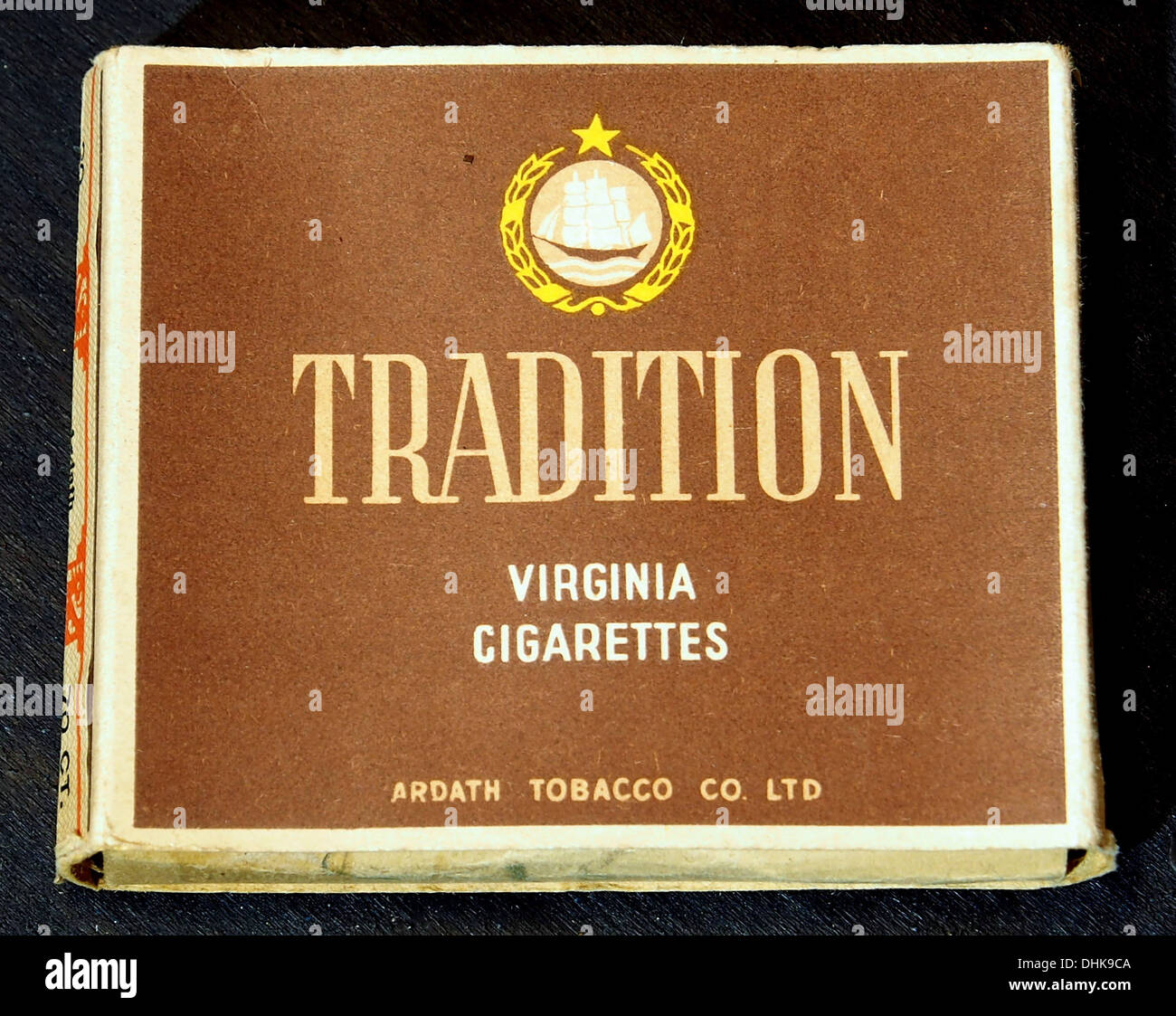 Мать спалила сигареты и табак. Сигареты Ltd. Табак Вирджиния белый пакет. Две сигареты табако. Тобакко сигареты.