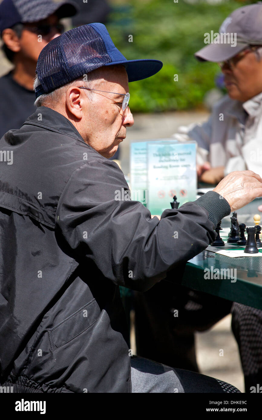 Senior Chess Old senior chess park hi-res stock photography and images - Alamy