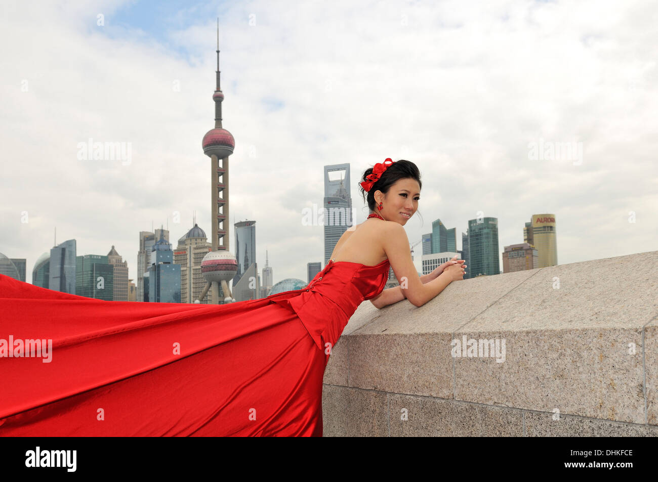 Bride in wedding dress, Bund, Oriental Pearl Tower, Shanghai, China Stock Photo - Alamy Bride in wedding dress, Bund, Oriental Pearl Tower, Shanghai, China Stock Photo - Alamy