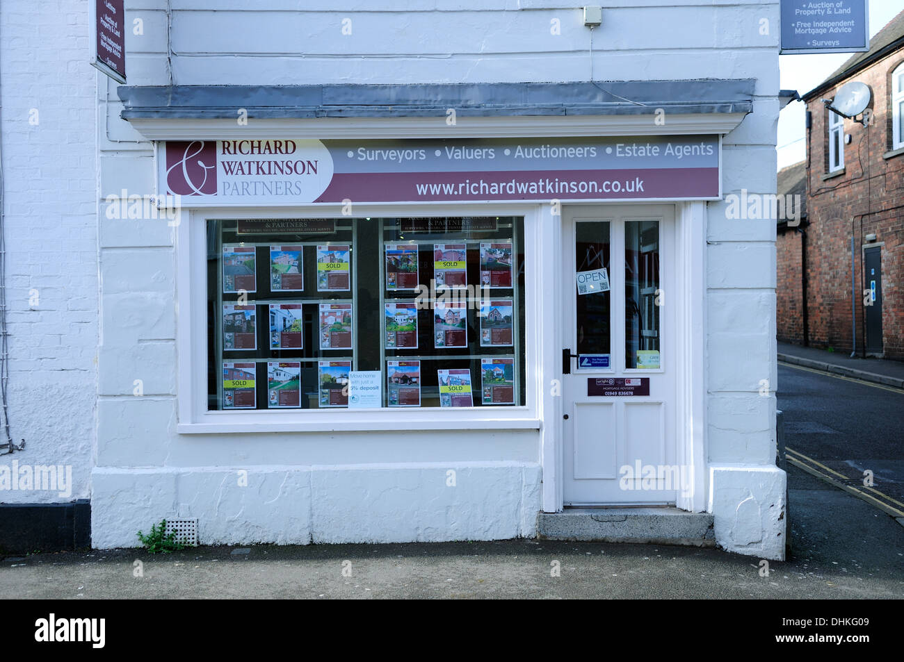 Bingham,Nottinghamshire,England,UK.Estate Agents Window Stock Photo Alamy