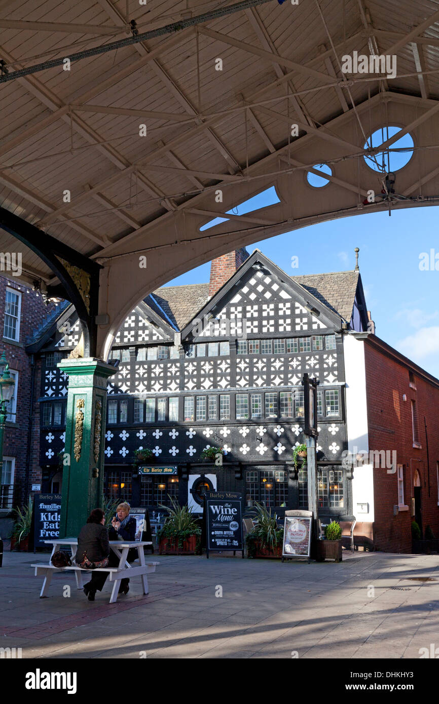 The 17th century Barley Mow pub in Golden Square, Warrington, Cheshire Stock Photo