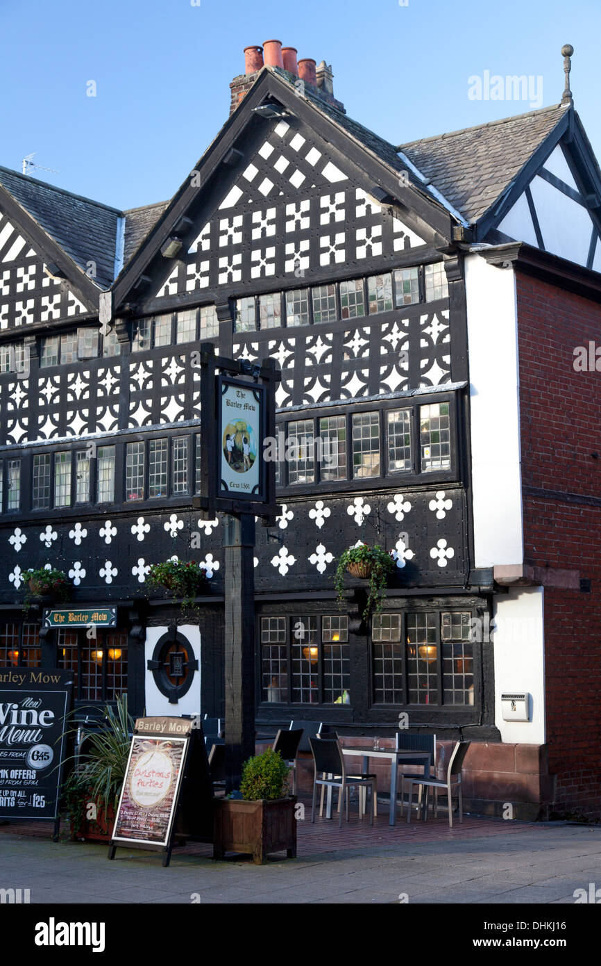 The 17th century Barley Mow pub, in Golden Square Warrington, Cheshire Stock Photo