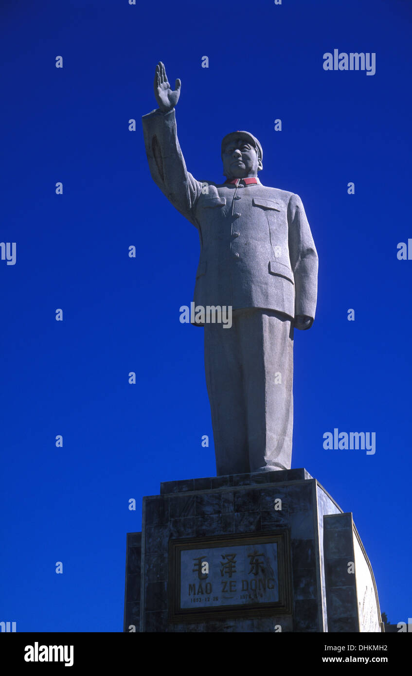 Statue of Mao Ze Dong in Lijiang, Yunna Province, China Stock Photo - Alamy