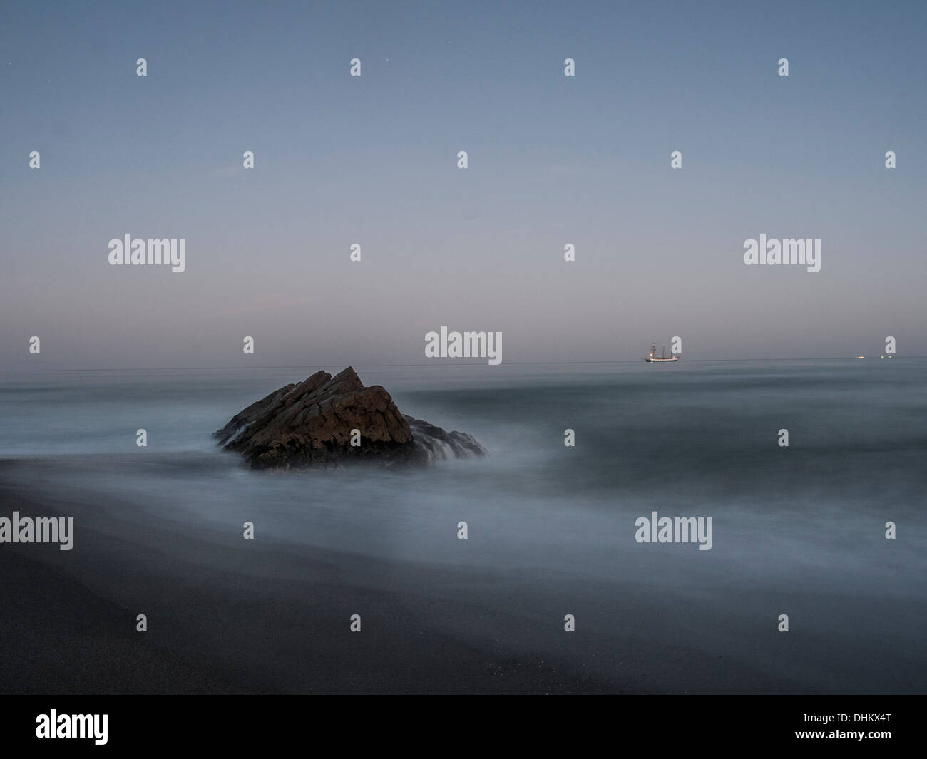 Olas del mar sobre las rocas, efecto bruma Stock Photo