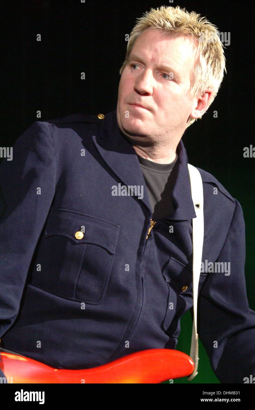 Derek forbes simple minds hires stock photography and images Alamy