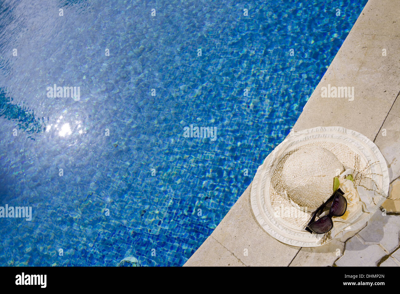 Straw hat and Sunglasses Stock Photo - Alamy