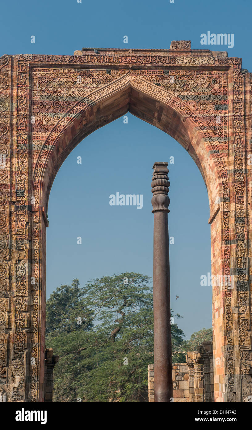 Iron pillar at Qutub Minar, Delhi, India Stock Photo Alamy