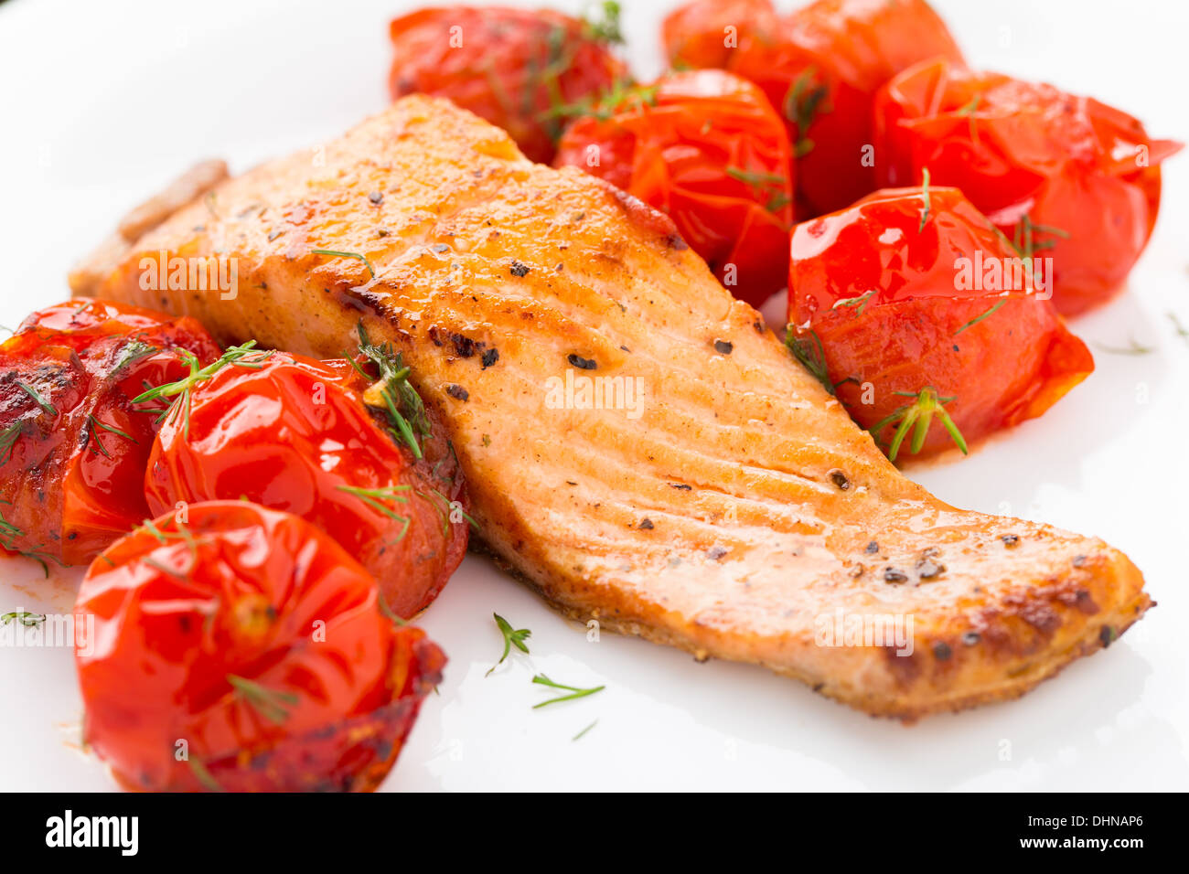 Семга помидоры. Лосось с овощами. Лосось запеченный в фольге. Семга запеченная с томатами. Лосось с цукини.