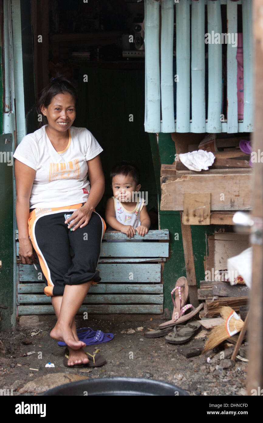 Woman In Manila Slums High Resolution Stock Photography And Images Alamy