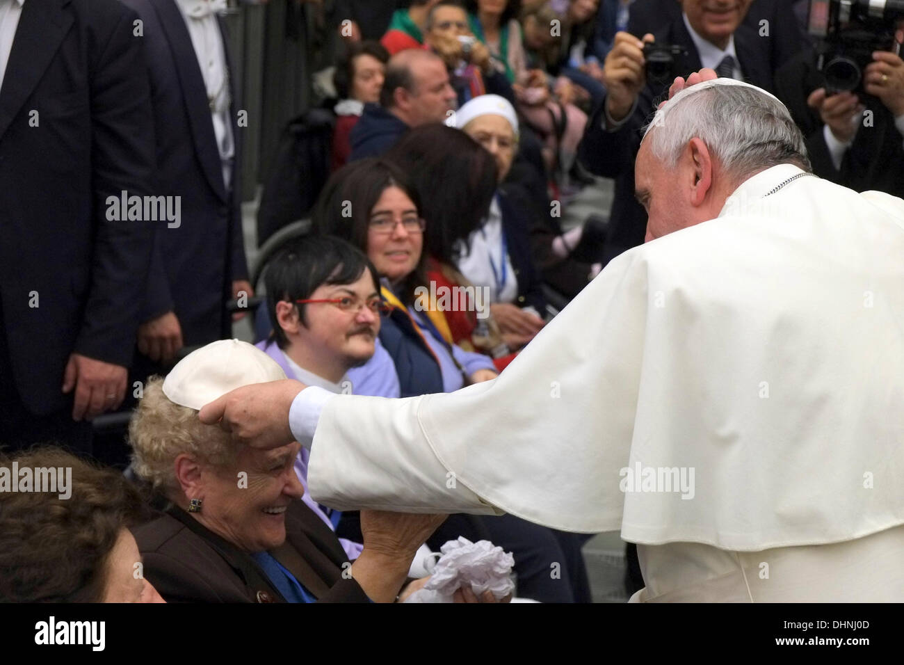 Rome, Italy. 9th November 2013. Pope Francis jokes with a lady who gave her a skullcap during the meeting UNITALSI( Italian National Union for Transporting the Sick to Lourdes and International Shrines )  9 November  2013 © Realy Easy Star/Alamy Live News Stock Photo