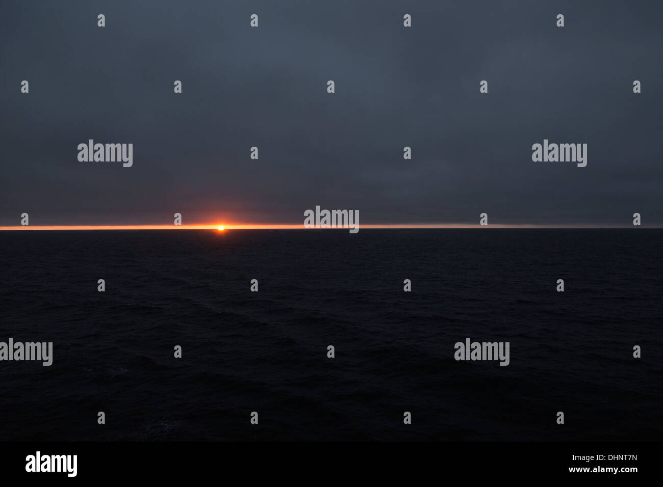 Sea sun horizon line hi-res stock photography and images - Alamy