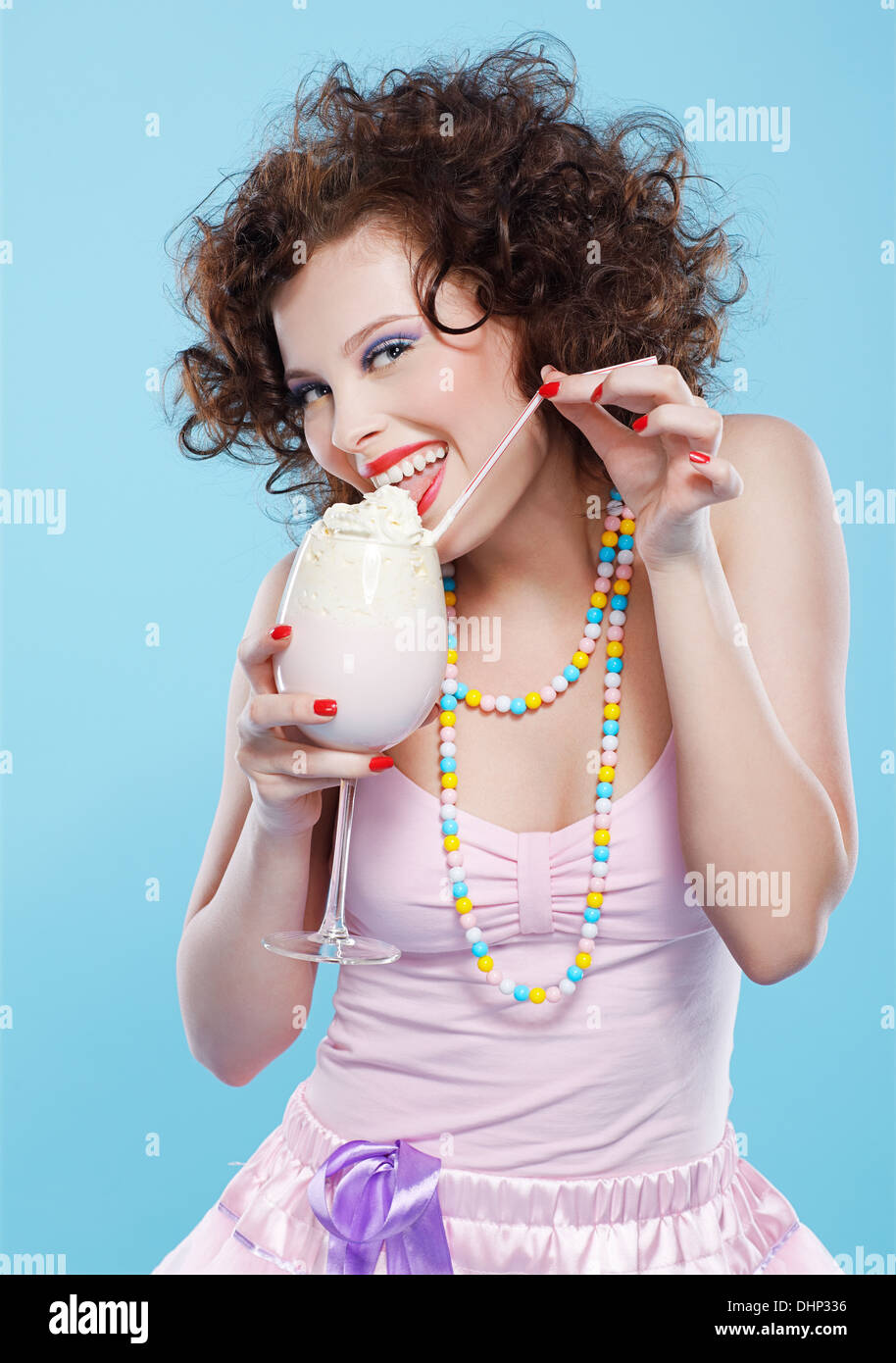 Фото девушка и молочный коктейль. Девушка поет девушку молоком. Forced to drink milk оригинал. Девушка обливается молоком. Молоко на лице девушки.