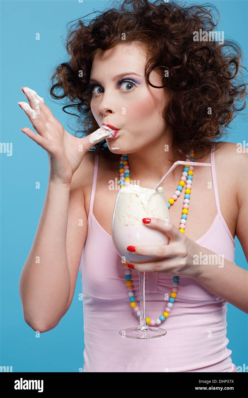 Forcing to drink milk фулл. Девушка поет девушку молоком. Девушка поет девушку молоком. Молоко на лице девушки. Фото девушка с молочным коктейлем.