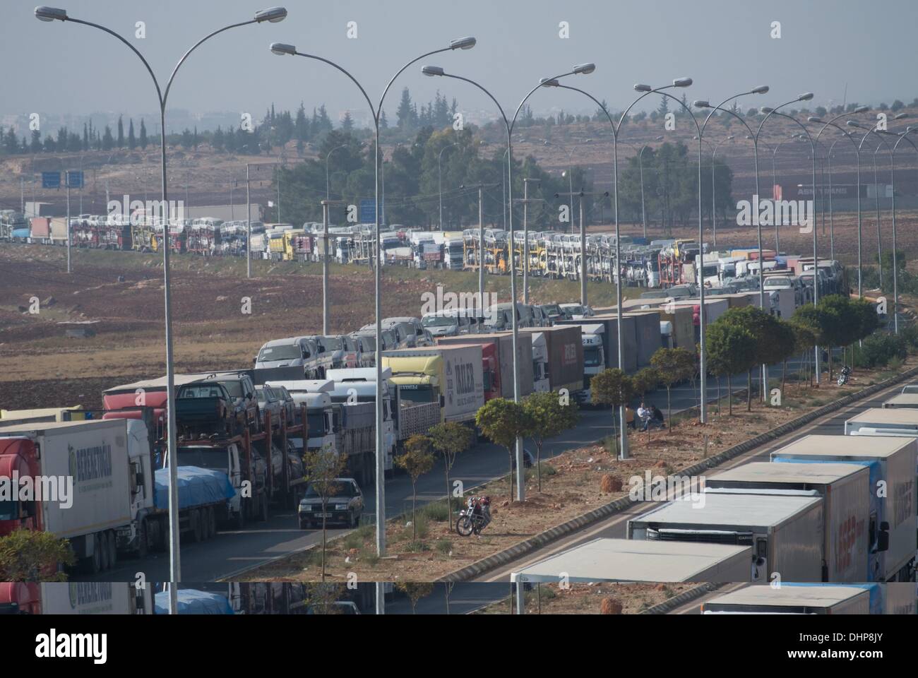turkey-syria-border-crossing-wire-hi-res-stock-photography-and-images