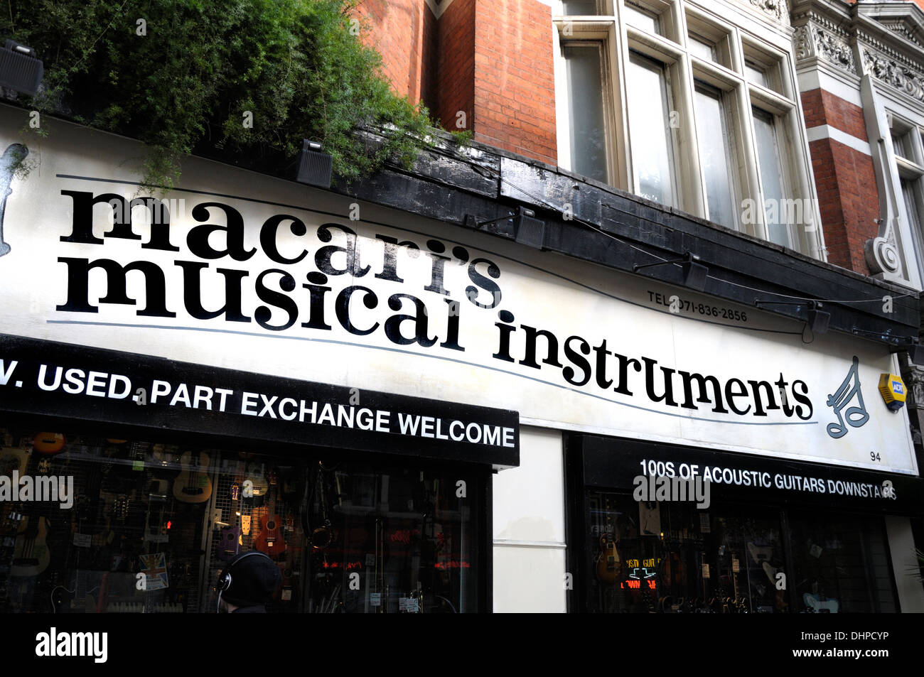 Musical instruments shop hi-res stock photography and images - Alamy