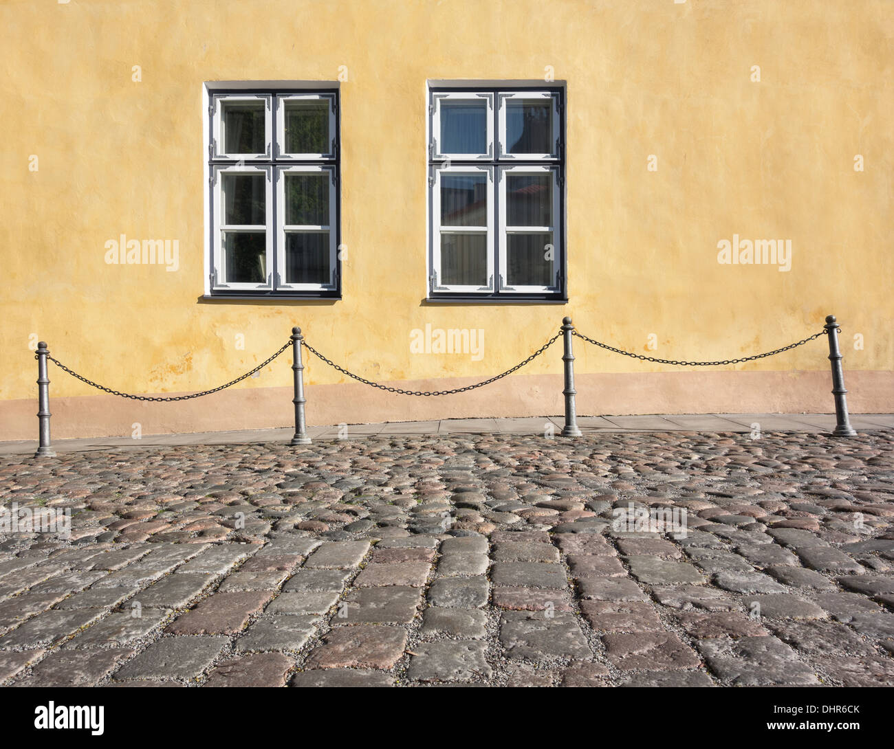 Chain railing hi-res stock photography and images - Alamy