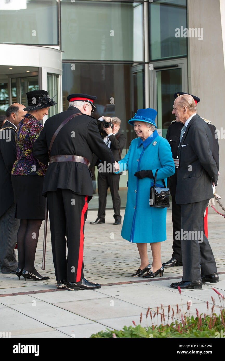 Manchester, UK. 14th November 2013. Her Majesty the Queen arrives at the official opening of CO-OP headquarters in Manchester. 14th November 2013. Credit:  Howard Harrison/Alamy Live News Stock Photo