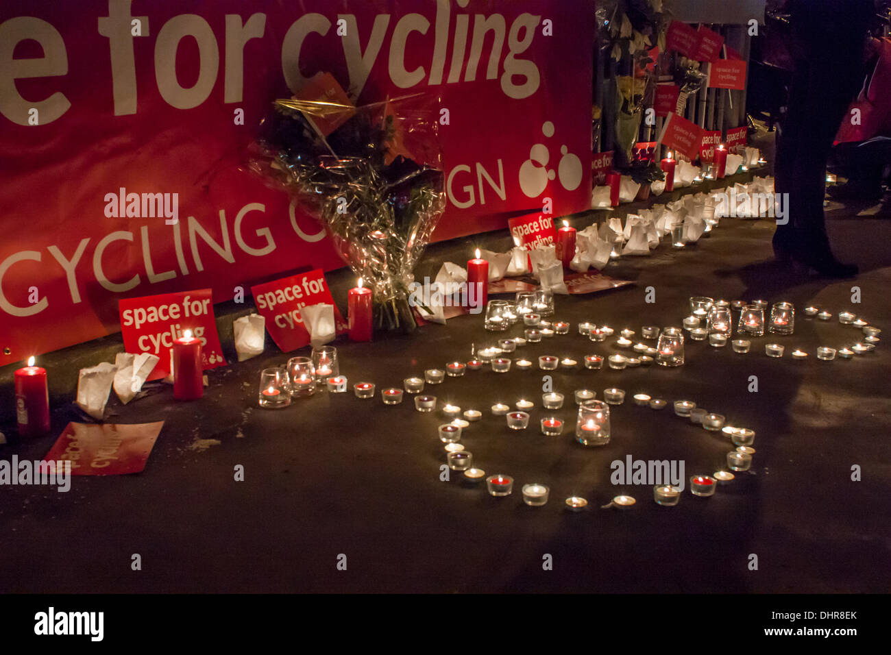 London, UK. 13th November 2013. 1000 cyclists gather at Bow roundabout, London, to protest 4 deaths in 8 day Credit: © Zefrog/Alamy Live News  Stock Photo