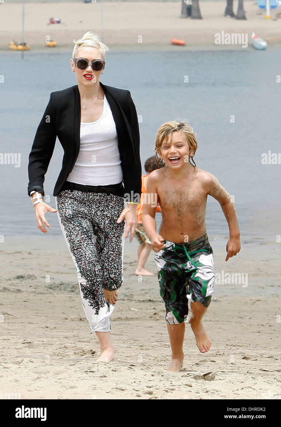 Gwen Stefani and her son Kingston play together at a birthday party on(00)