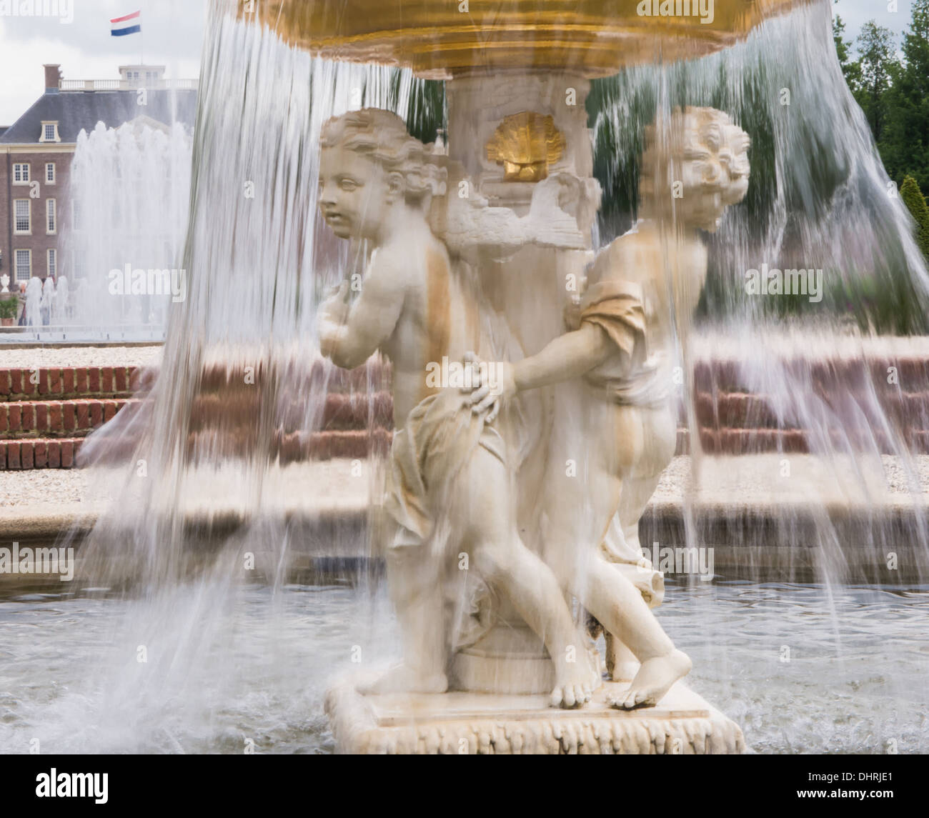 Cherub and fish fountain hi-res stock photography and images - Alamy