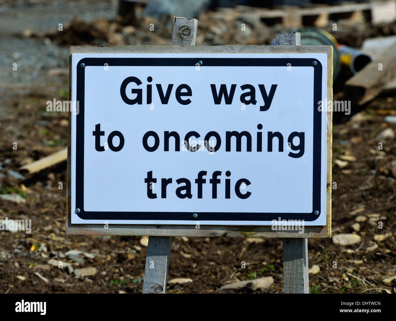 'Give way to oncoming traffic', sign on building site. Old Hutton, Cumbria, England, United Kingdom, Europe. Stock Photo