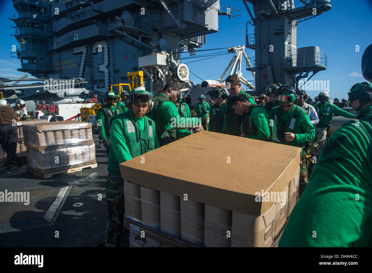 PHILIPPINE SEA (Nov. 15, 2013) Sailors aboard the U.S. Navy's forward-deployed aircraft carrier USS George Washington (CVN 73) prepare containers of water for transport in support of Operation Damayan. The George Washington Strike Group supports the 3rd Marine Expeditionary Brigade to assist the Philippine government in response to the aftermath of the Super typhoon Haiyan/Yolanda in the Republic of the Philippines. (U.S. Navy photo) Credit:  Foto 23/Alamy Live News Stock Photo