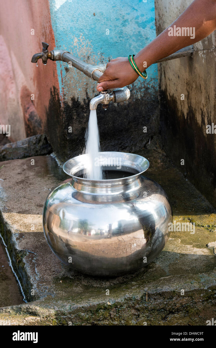 Filling Water Pot Stock Photos & Filling Water Pot Stock Images Alamy