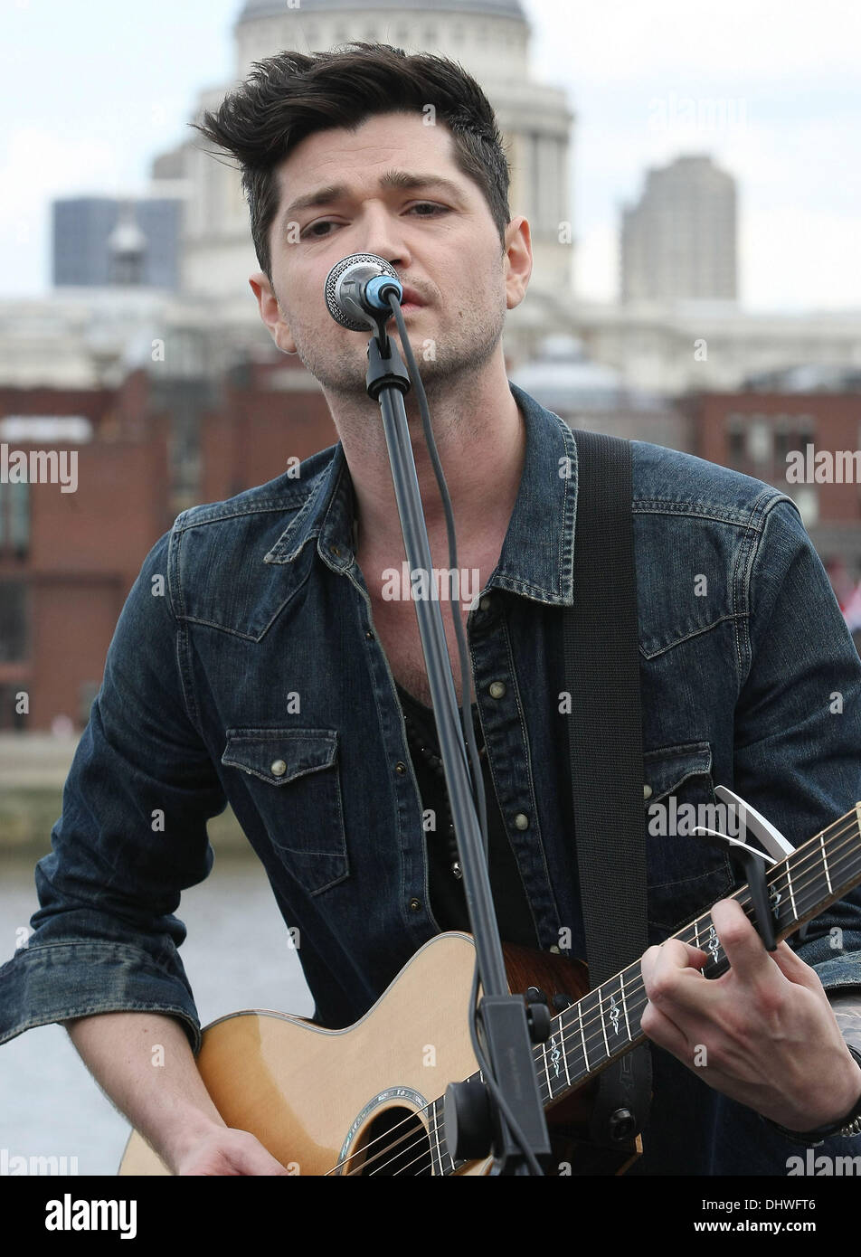 Danny o'donoghue busking hi-res stock photography and images - Alamy