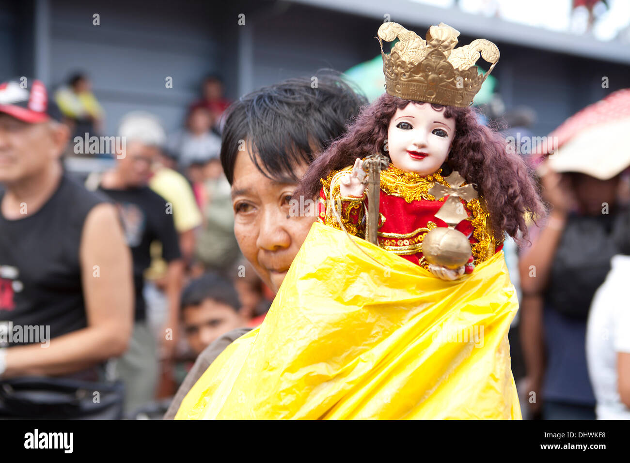 Lapu Lapu, Cebu, Philippines. 15th November 2013. A Tacloban evacuee carries a Santo Nino figurine depicting her Catholic faith. Credit:  imagegallery2/Alamy Live News Stock Photo