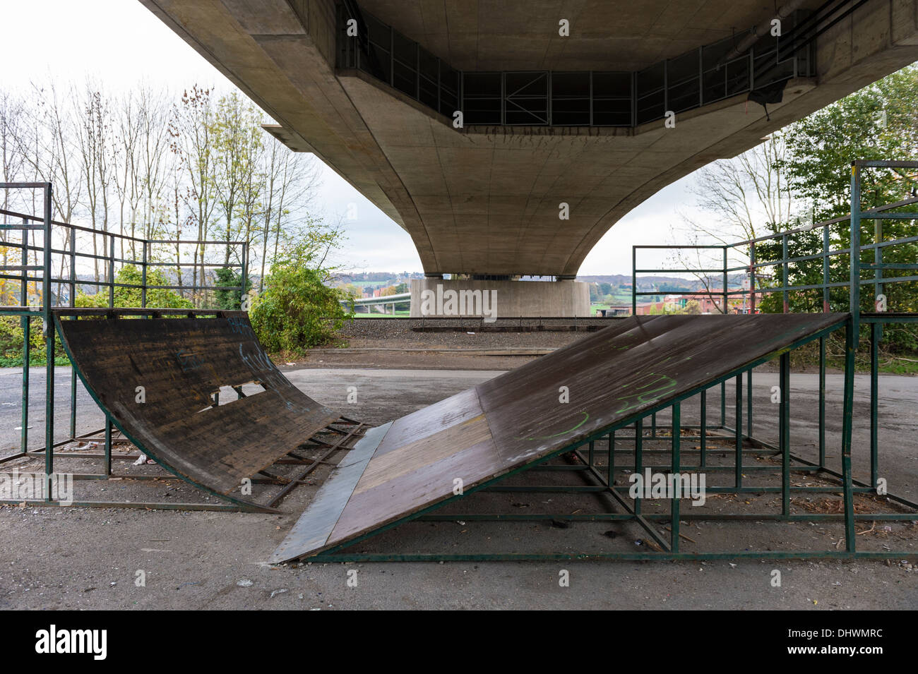 Deserted Abandoned Skatepark under Bridge Stock Photo Alamy