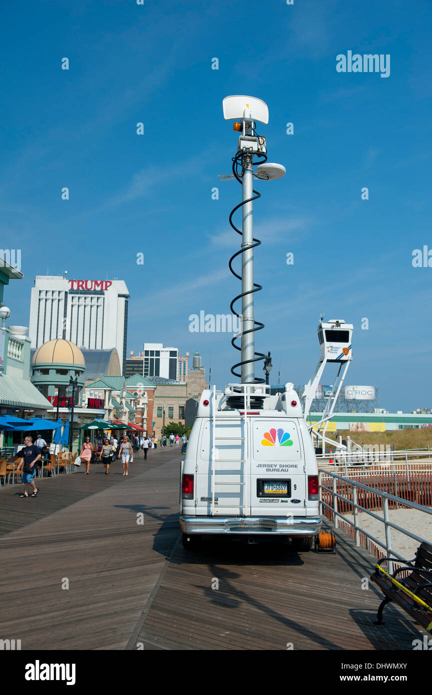 USA American New Jersey NJ N.J. Atlantic City TV News truck with telescoping satellite antenna dish on the boardwalk Stock Photo