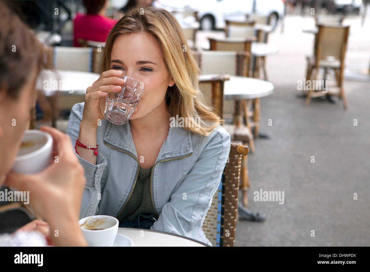 COFFEE SHOP, OUTDOOR TABLES Stock Photo Alamy