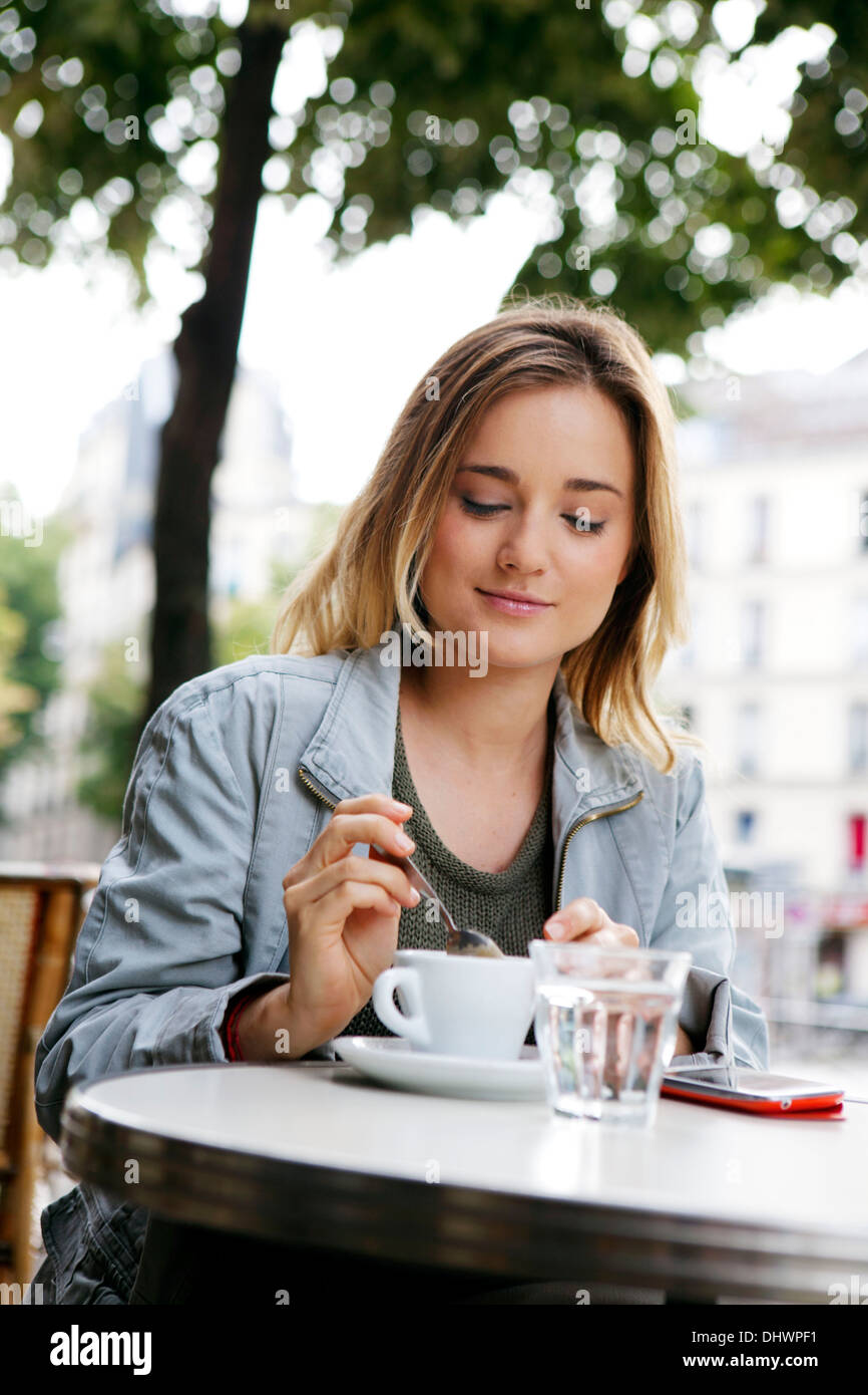 COFFEE SHOP, OUTDOOR TABLES Stock Photo Alamy