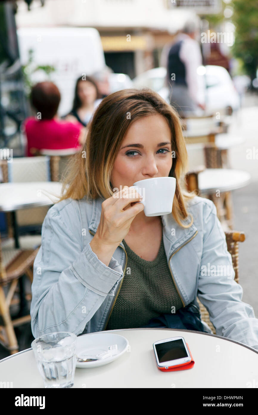 COFFEE SHOP, OUTDOOR TABLES Stock Photo Alamy