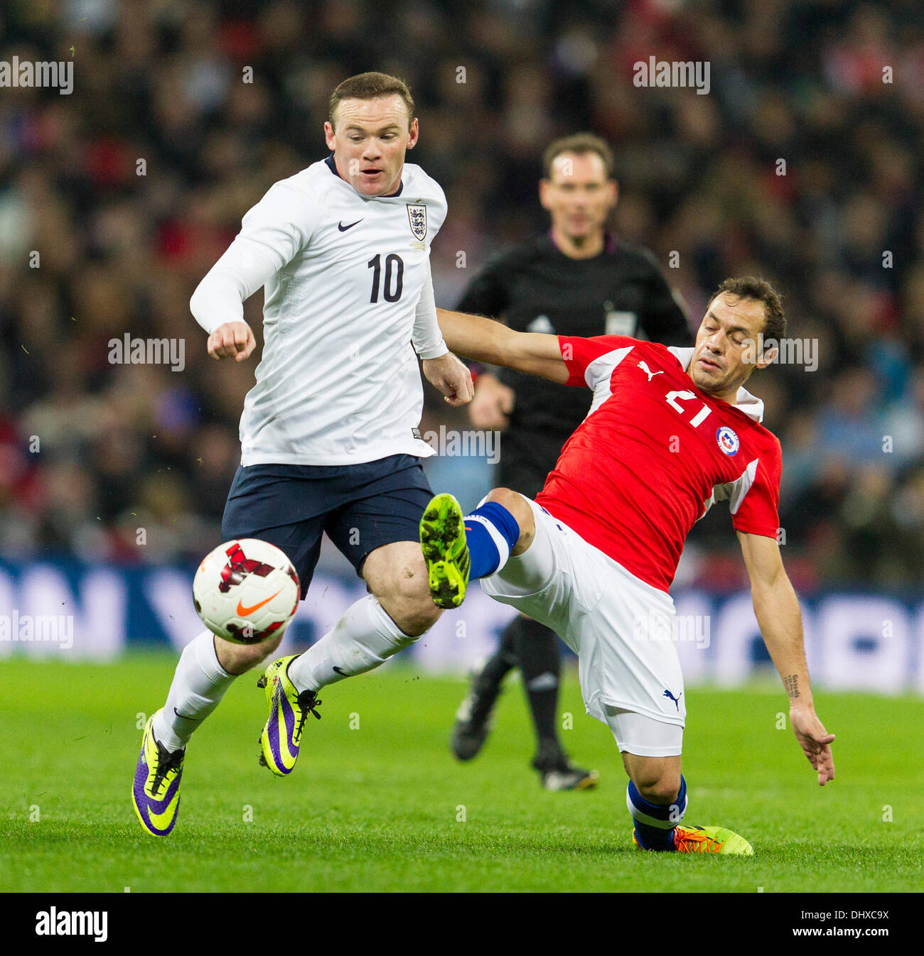 London, UK. 15th Nov, 2013. England's Wayne ROONEY in a challenge with Chile's Marcelo DIAZ during the International Friendly fixture between England and Chile from Wembley Stadium. Credit:  Action Plus Sports/Alamy Live News Stock Photo
