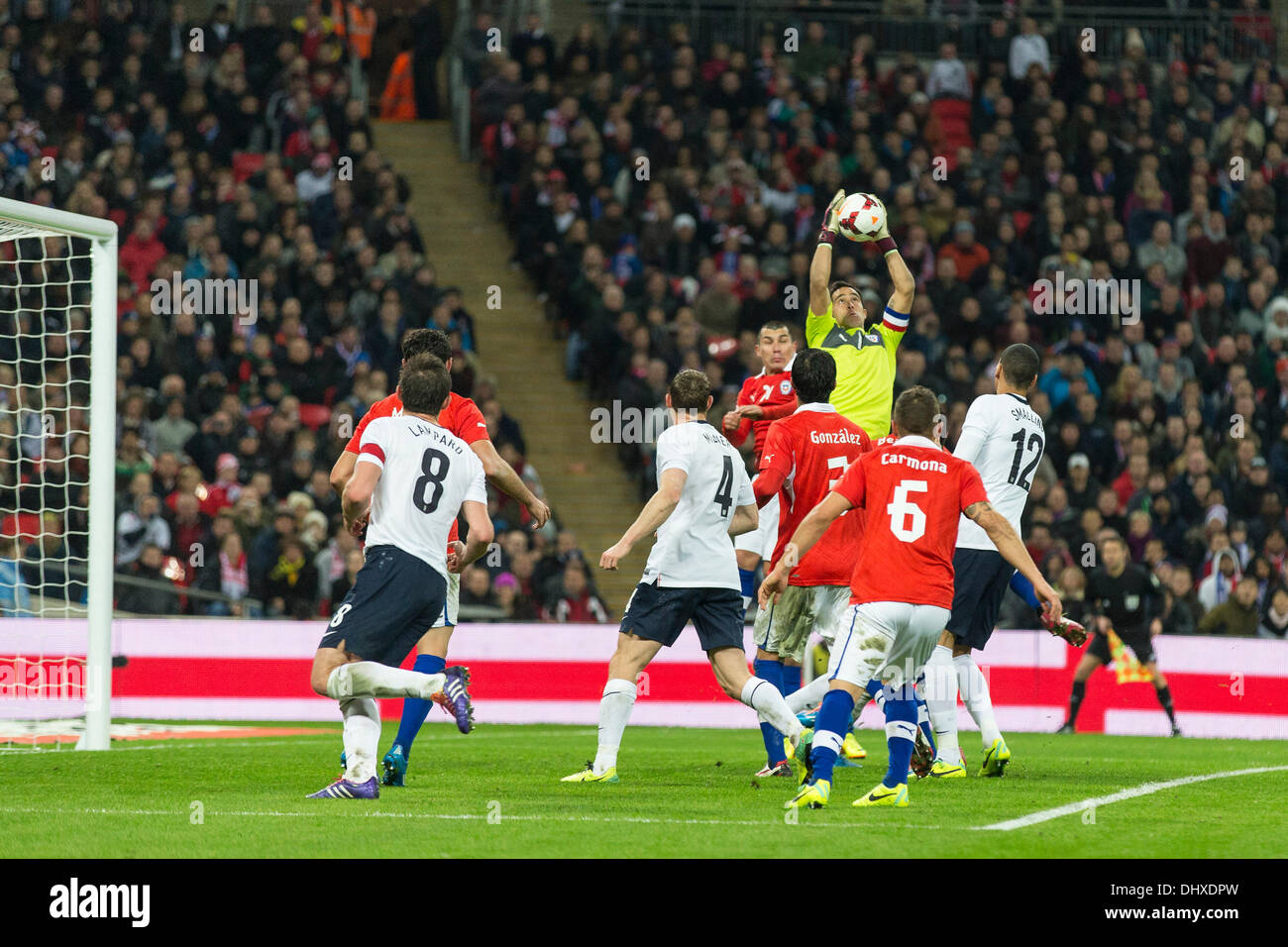 London, UK. 15th Nov, 2013. Chile's goalkeeper Claudio BRAVO makes a save during the International Friendly fixture between England and Chile from Wembley Stadium. Credit:  Action Plus Sports/Alamy Live News Stock Photo