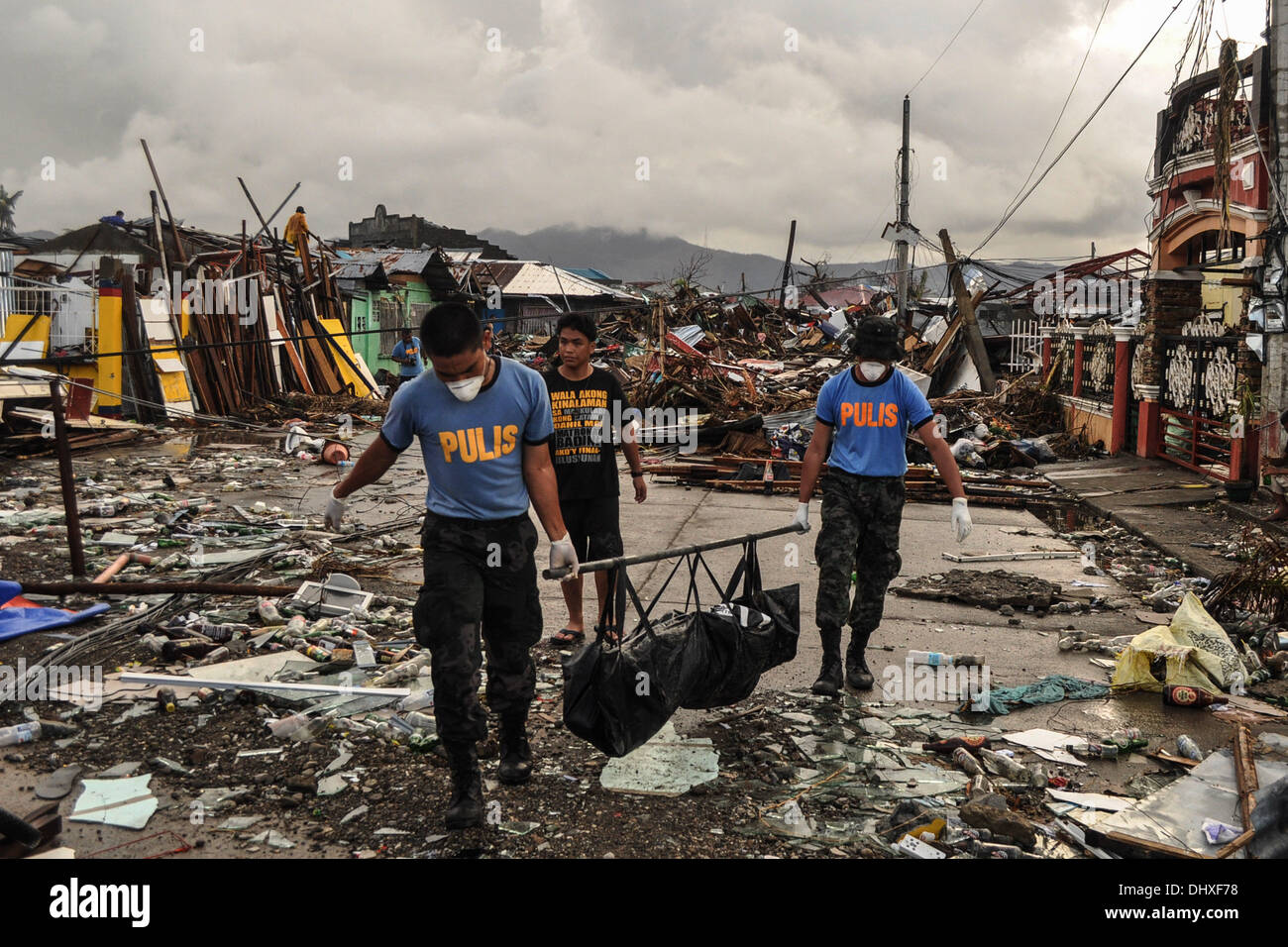 LEYTE, Philippines. 14th Nov, 2013. Police officers gather cadavers ...