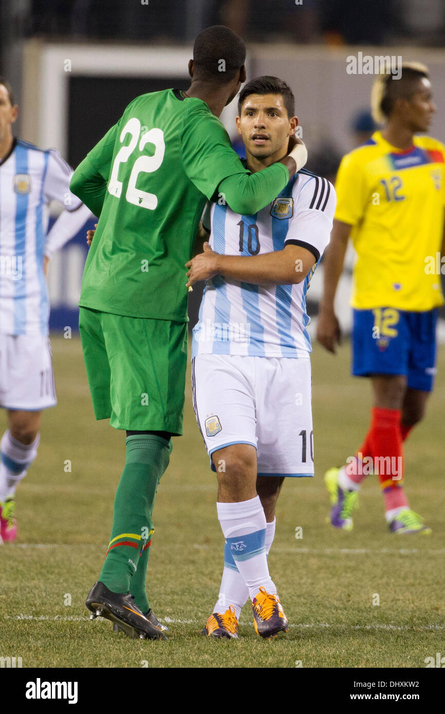 a tie, 0-0, . 15th Nov, 2013. Argentina forward Sergio Aguero (10) gets a hug from Ecuador goalkeeper Alexander Dominguez (22) following the Gillette International Soccer series game between Argentina and Ecuador at the MetLife Stadium in East Rutherford, New Jersey. The match ends in a tie, 0-0. (Christopher Szagola/Cal Sport Media) © csm/Alamy Live News Stock Photo