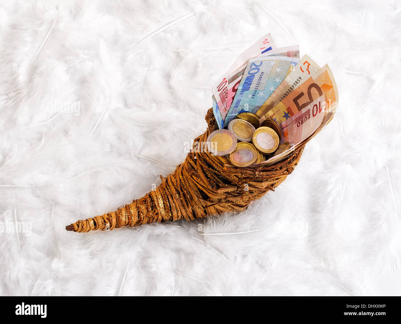 Рог изобилия фразеологизм. Рог изобилия значение. Заменить фразеологизмы наречиями. Как из рога изобилия значение наречия. Как из рога изобилия наречие.