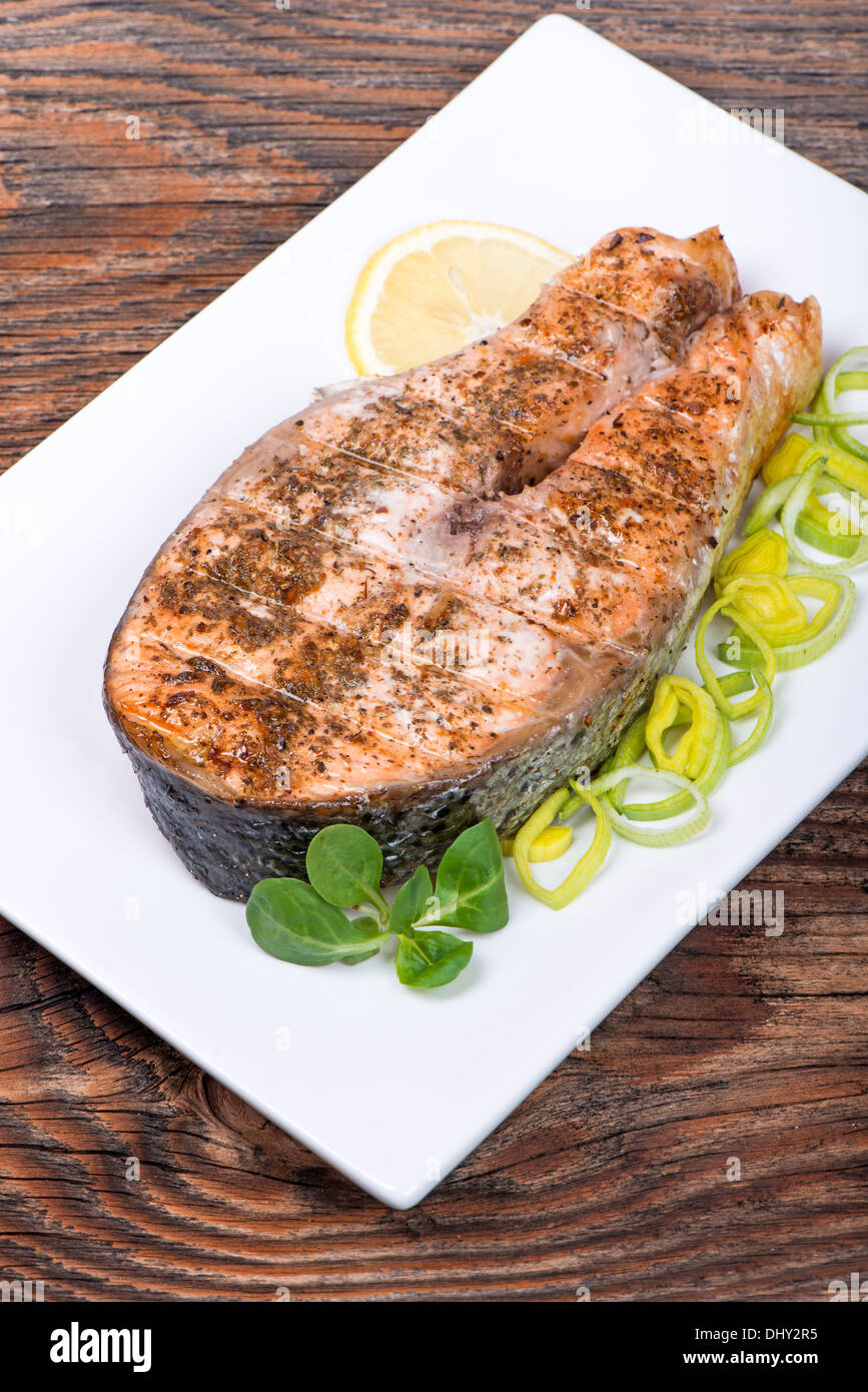 salmon steak with vegetables cooked on the grill Stock Photo - Alamy