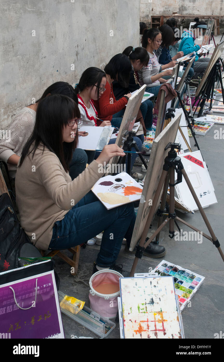 Chinese art students working in Xidi heritage village in Huizhou region, Anhui Stock Photo