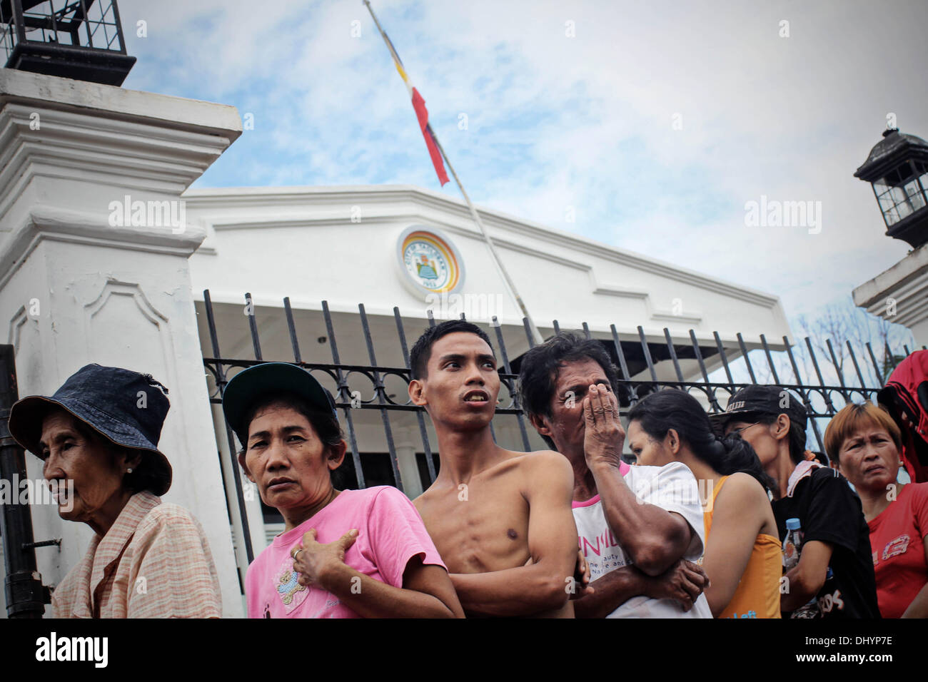 Tacloban, Philippines. 17th Nov, 2013. Survivors fall in line for relief goods in the Super Typhoon ravaged city of Tacloban, Leyte province in central Philippines, November 17, 2013. Super Typhoon Haiyan, locally known as ''Yolanda'' pummeled through Central Visayas, November 09, leaving widespread devastation and countless deaths in the region.Photo: Czeasar Dancel/NurPhoto Credit:  Czeasar Dancel/NurPhoto/ZUMAPRESS.com/Alamy Live News Stock Photo