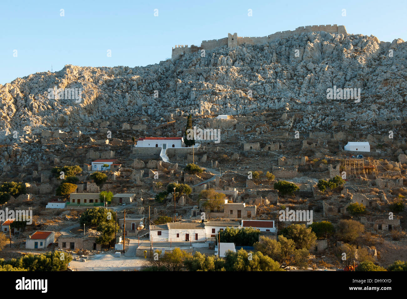 Griechenland, Dodekanes, Insel Chalki, Geisterdorf Chorio darüber die Ruinen der Johanniterburg (Kastro) Stock Photo